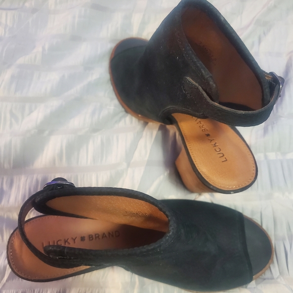 Womens Lucky Brand suede heels  size 7.5 - Picture 2 of 3